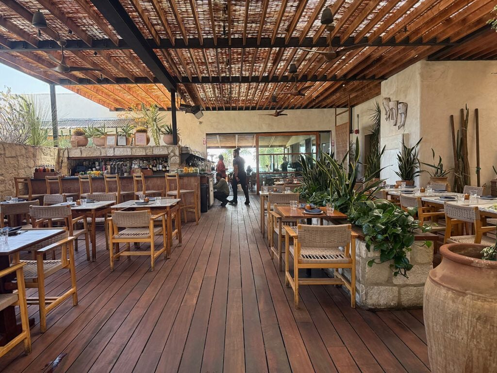 Walking in to Elephanté